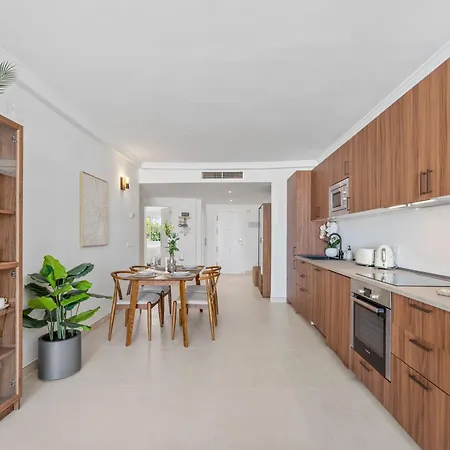 Luxury 2br Near Puerto Banus W Sea Views شقة *