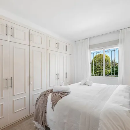 Luxury 2br Near Puerto Banus W Sea Views شقة *